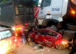 Hà Nội: Ô tô con va chạm container, 4 người thương vong