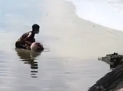 Hà Nội: Nam thanh niên dũng cảm cứu cụ bà đang chới với dưới sông