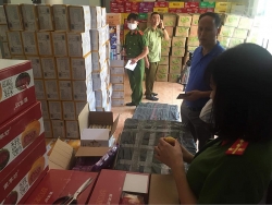 Chặn giữ hơn 10 tấn bánh kẹo, trà sữa không nguồn gốc đưa về Hà Nội tiêu thụ trong dịp Tết Trung thu