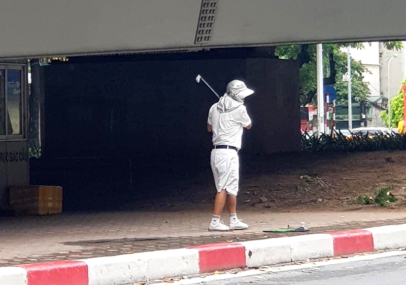 Ra gầm cầu vượt tập đánh golf, “quý ông” bị xử phạt 1 triệu đồng