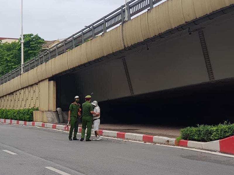 Tổ công tác Công an phường Láng Thượng nhanh chóng có mặt, yêu cầu người đàn ông về phường xe phạt