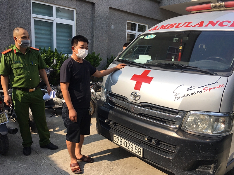 Nam tài xế điều khiển xe cứu thương chở đôi nam nữ thông chốt vào Hà Nội bị đè nghị xử phạt 35 triệu đồng