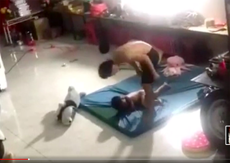 Hình ảnh đối tượng đánh đạp dã man bé trai ở Bình Dương khiến dư luận phẫn nộ (ảnh cắt từ clip)