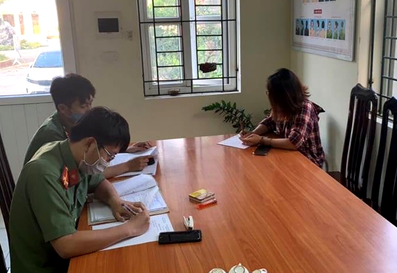 Công an huyện Thường Tín lập biên bản xử phạt người phụ nữ tung tin sai sự thật về dịch Covid-19 lên mạng xã hội Facebook