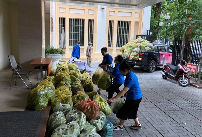 Lực lượng đoàn viên, thanh niên quận Hoàn Kiếm tích cực tham gia quy góp, vận chuyển lương thực, rau củ quả cho bà con đang phải cách ly y tế