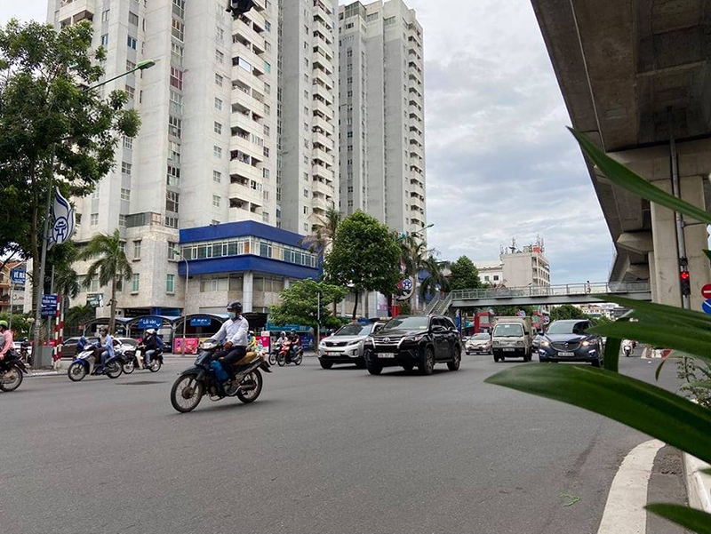 Đường Trần Phú, Bà Triệu (quận Hà Đông) có khá đông người đi lại
