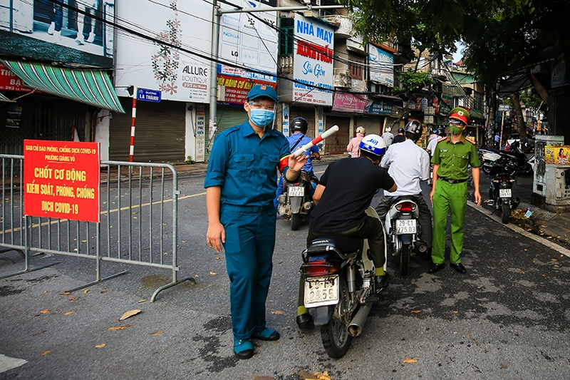 Ảnh chụp trên phố Yên Lãng, Xã Đàn, đường Láng, Nguyễn Chí Thanh, Kim Mã, Ngọc Khánh, Đê La Thành, Giảng Võ.. sáng 13/8, một số chốt kiểm tra nghiêm ngặt, một số khác có phần buông lỏng