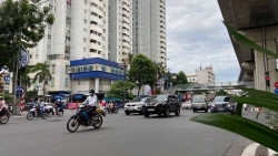 Chốt kiểm soát “giảm nhiệt", đường phố Hà Nội đông người ngày cuối tuần