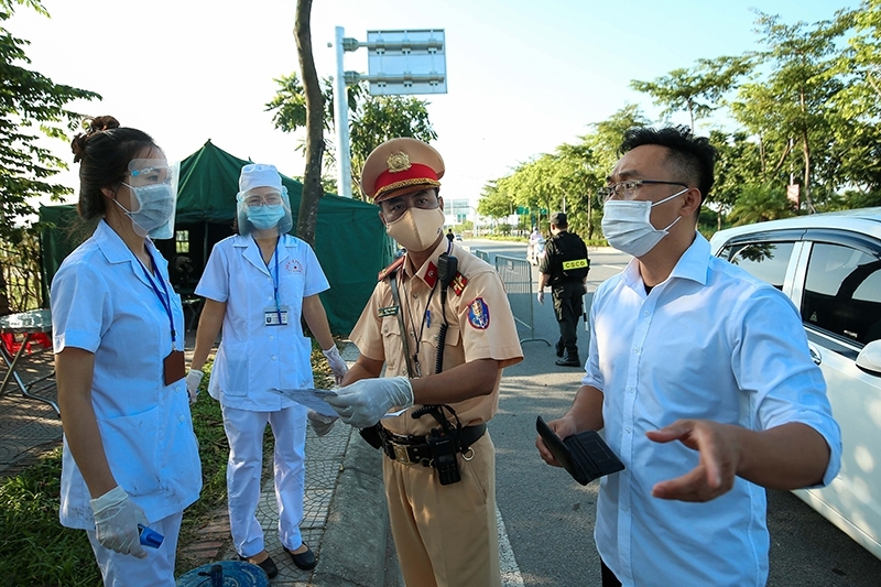 Chốt kiểm soát dịch bệnh Covid-19 ở nút giao QL5B - Cổ Linh, quận Long Biên, Hà Nội