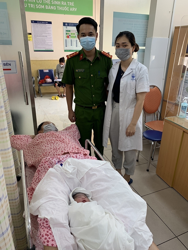 Đại úy Nguyễn Đình Chiểu cùng nhân viên phòng khám đưa sản phụ và em bé sơ sinh tới Bệnh viện kiểm tra sức khoẻ sau khi vượt cạn thành công