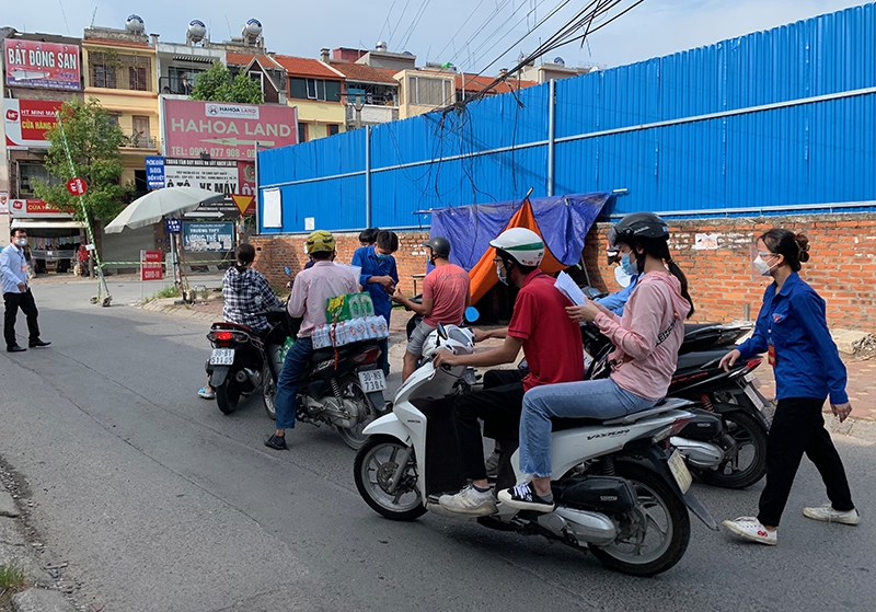 Lực lượng dân quân tự vệ, đoàn viên, thanh niên kiểm tra tại chốt ra vào khu Yên Xá (xã Tân Triều, Thanh Trì, Hà Nội) sáng 20/8