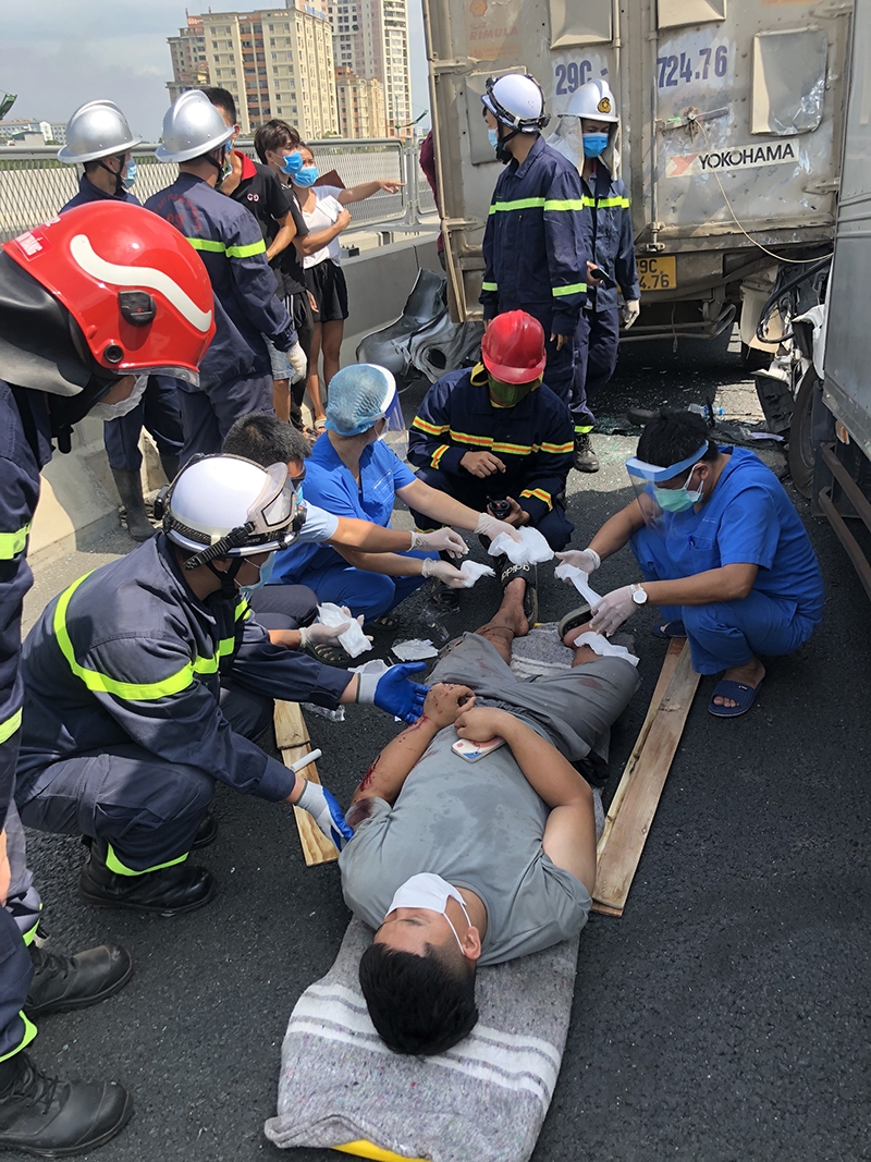 Kịp thời giải cứu tài xế bị thương, mắc kẹt trong cabin sau vụ tai nạn