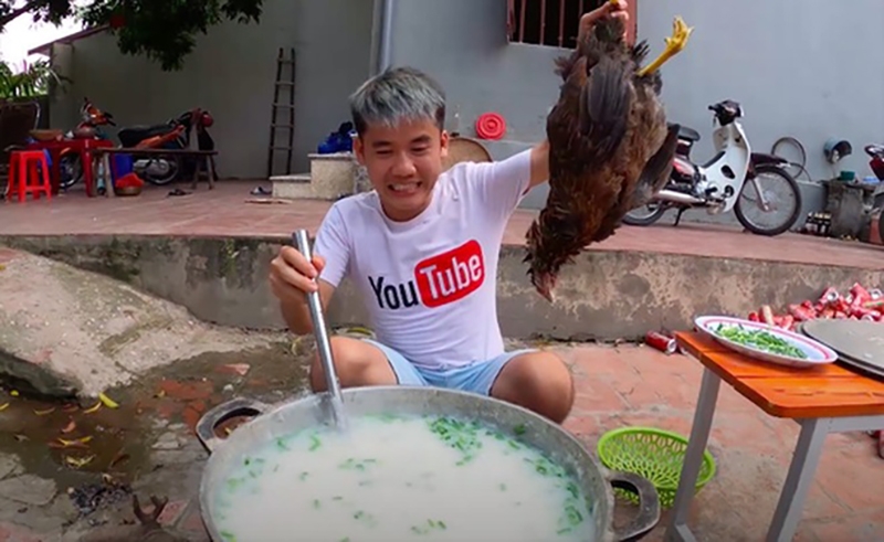 Clip nấu cháo gà cả lông của YouTuber Hưng Vlog vừa bị Sở Thông tin và Truyền thông tỉnh Bắc Giang xử phạt 7,5 triệu đồng