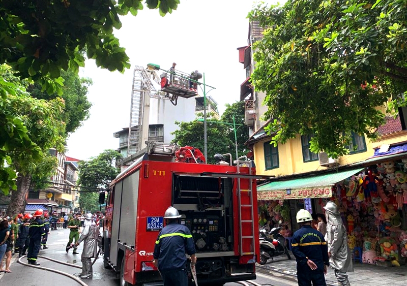 Cảnh sát PCCC và CNCH Công an quận Hoàn Kiếm phối hợp với lực lực chữa cháy cơ sở tổ chức diễn tập trên phố Hàng Mã