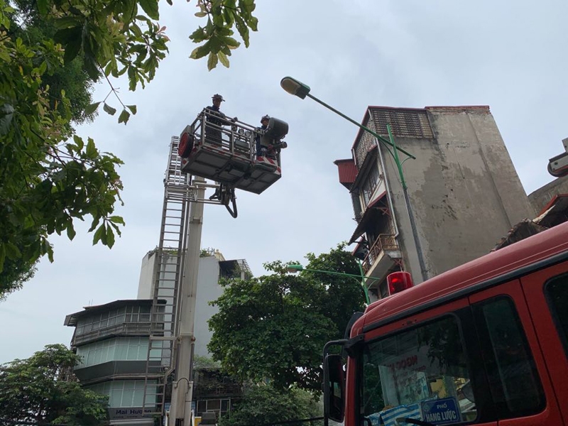 Xe thang của Cảnh sát PCCC và CNCH Công an quận Hoàng Kiếm vươn cần lên tầng cao, cứu người mắc kẹt