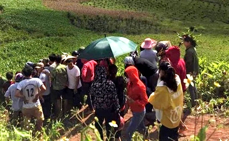 Lực lượng chức năng phong tỏa hiện trường, điều tra vụ việc người đàn ông tử vong