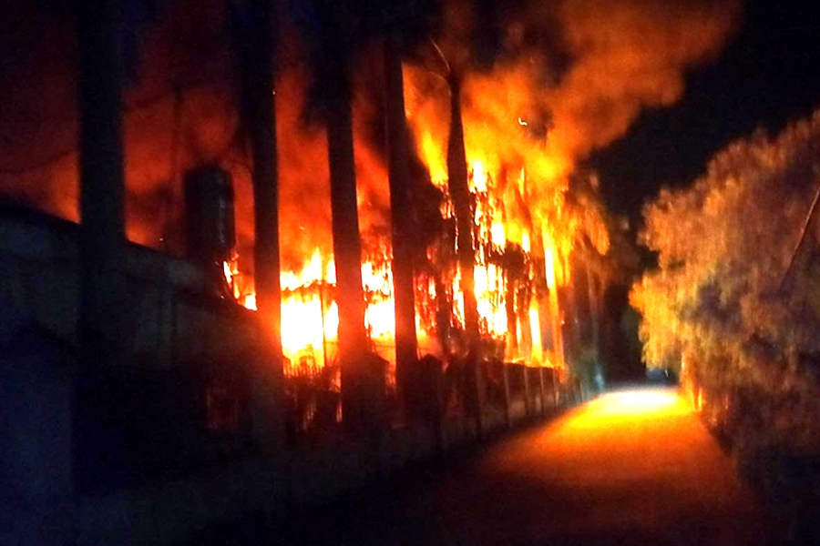Lửa bùng cháy dữ dội tại khu nhà xưởng ở tổ 2 phường Long Biên