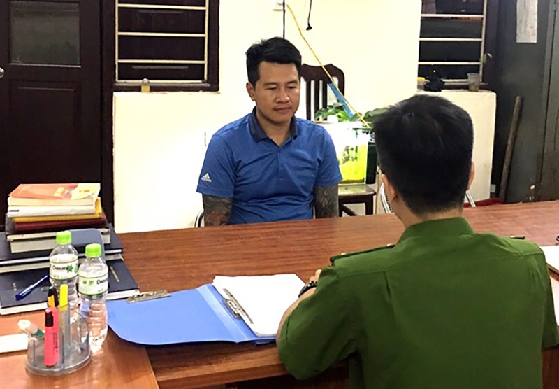 Điều tra viên Công an quận Hà Đông lấy lời khai của đối tượng Nguyễn Phú Cường