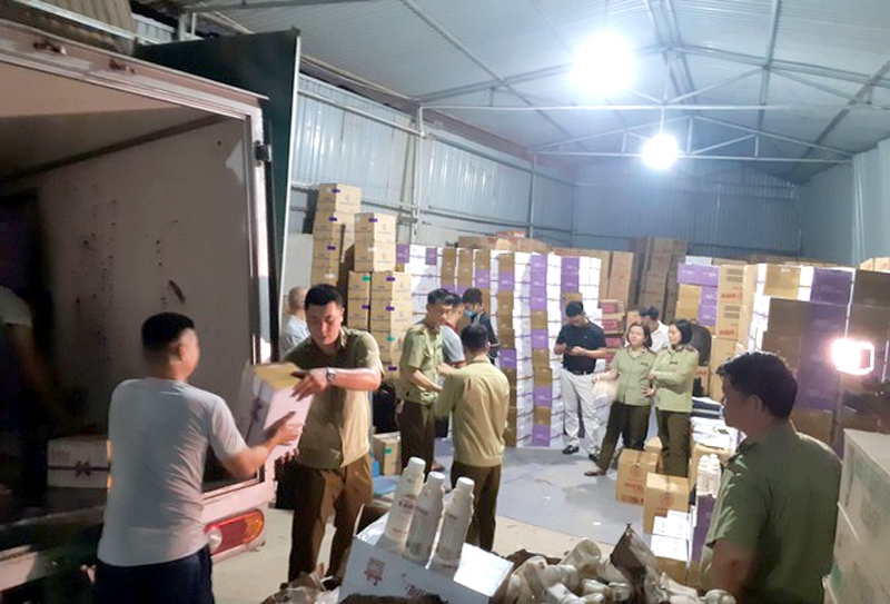 Đội quản lý thị trường số 17, Cục quản lý thị trường Hà Nội kiểm tra một kho hàng tại xã La Phù, huyện Hoài Đức, Hà Nội