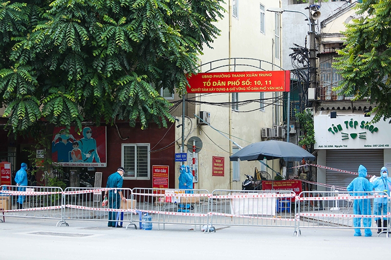 Lực lượng chức năng làm nhiệm vụ tại chốt phòng, chống dịch Covid-19 tại địa bàn phường Thanh Xuân Trung