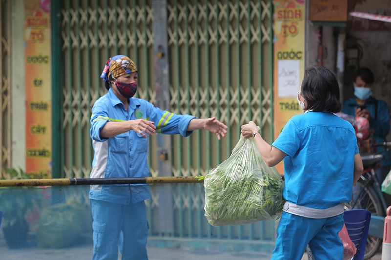 Sát cánh, tận tình hỗ trợ Nhân dân 