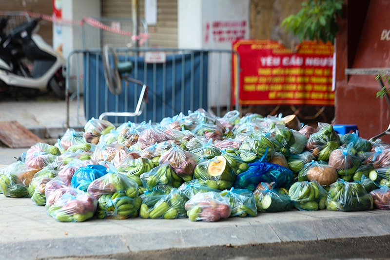 Sát cánh, tận tình hỗ trợ Nhân dân 