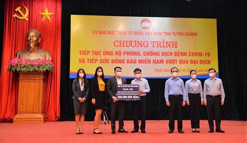 Đại diện Ban lãnh đạo Danko Group trao tài trợ tại Chương trình phòng, chống dịch Covid-19 và tiếp sức đồng bào miền Nam vượt qua đại dịch của tỉnh Tuyên Quang
