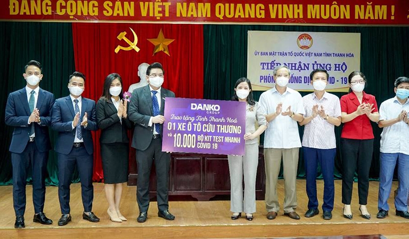 Vừa qua, Danko Group trao tặng tỉnh Thanh Hoá 1 xe cứu thương và 10 nghìn bộ kit test trong chiến dịch phòng chống Covid-19