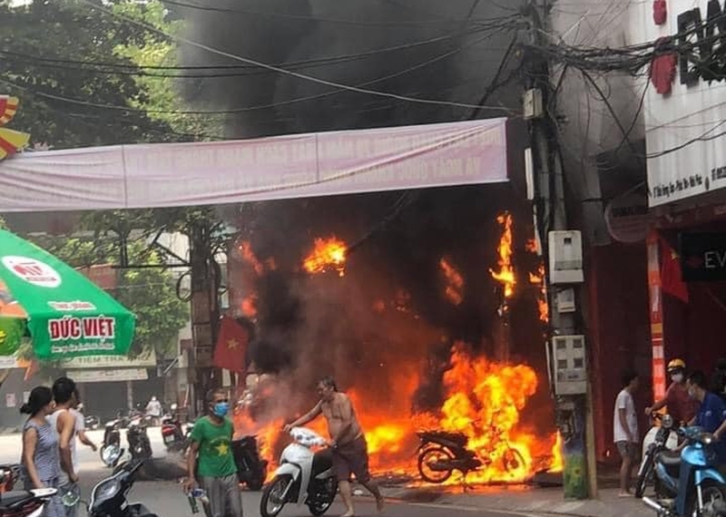 Cần khởi tố tội giết người đối với kẻ ném “bom xăng” vào cửa hàng xe máy tại Vĩnh Phúc