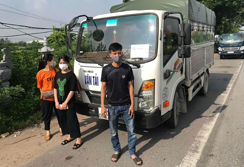 Lực lượng chốt kiểm soát dịch Covid-19 số 19 tại huyện Sóc Sơn phát hiện vi phạm của lái xe tải luồng xanh chở người qua chốt với giá 3 triệu đồng