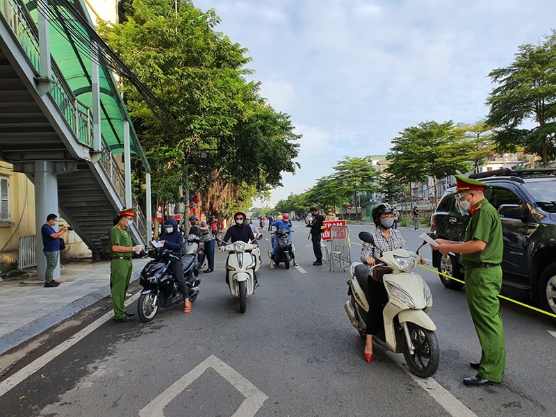 Lực lượng liên ngành Công an TP Hà Nội lập chốt trên đường Trần Nhật Duật kiểm tra, tuyên truyền việc cấp giấy đi đường mới, đảm bảo công tác phòng chống dịch