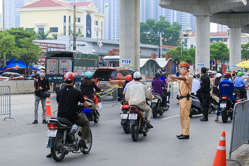 Lực lượng tại chốt kiểm soát phòng, chống dịch trên đường Cầu Diễn