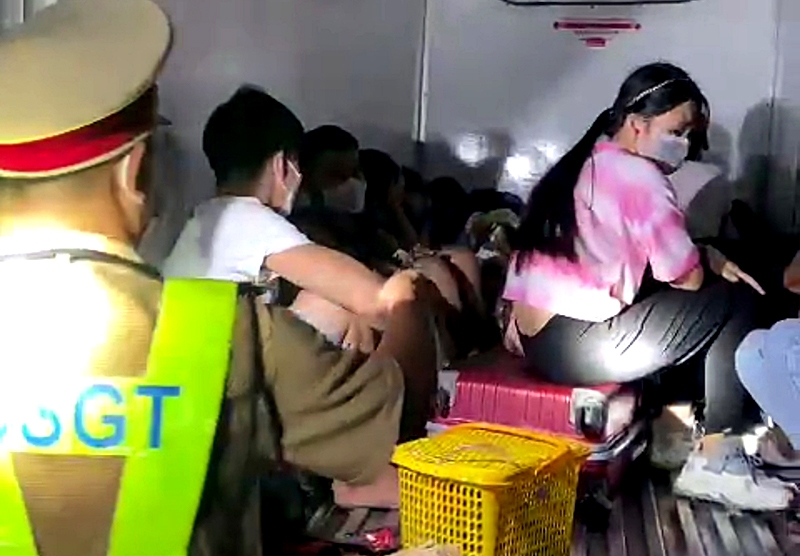 Lực lượng CSGT huyện Hàm Tân phát hiện xe tải đông lạnh chở 15 người “thông chốt” kiểm soát phòng, chống dịch bệnh Covid-19