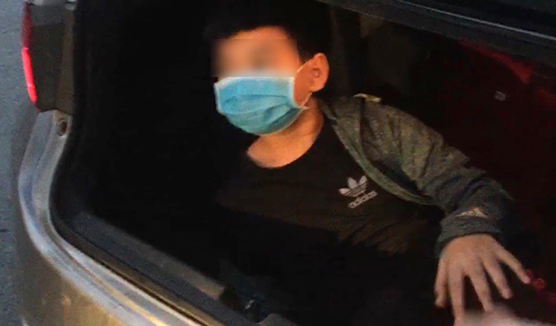 Chốt kiểm soát phòng dịch tại cầu Quán Gánh (Thường Tín, Hà Nội) phát hiện tài xế giấu bé trai trong cốp xe ô tô để “thông chốt”