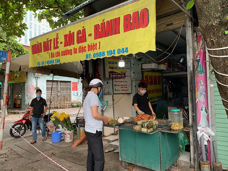 Cửa hàng bán đồ ăn chín tại phố Nghĩa Tân mới mở bán trở lại sau nhiều ngày đóng cửa