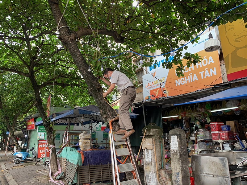 Chủ cửa hàng kinh doanh kiểm tra, lắp đặt lại dây diện chuẩn bị bán hàng