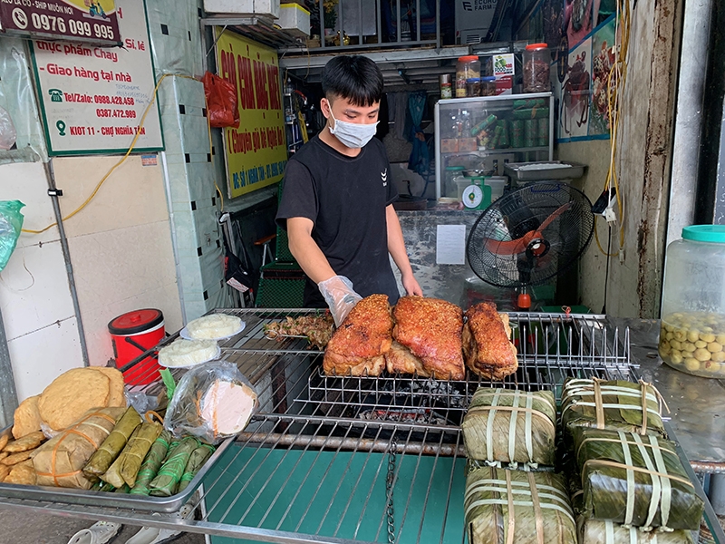 anh Nguyễn Hải chủ cửa hàng bán đồ ăn chín mới mở bán trở lại sau nhiều ngày đóng cửa chống dịch anh Nguyễn Hải chủ cửa hàng bán đồ ăn chín mới mở bán trở lại sau nhiều ngày đóng cửa chống dịch
