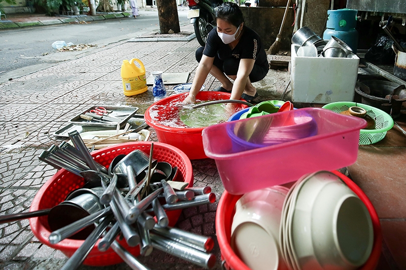 Hà Nội: Hộ kinh doanh vui mừng, tất bật dọn dẹp mở cửa bán hàng