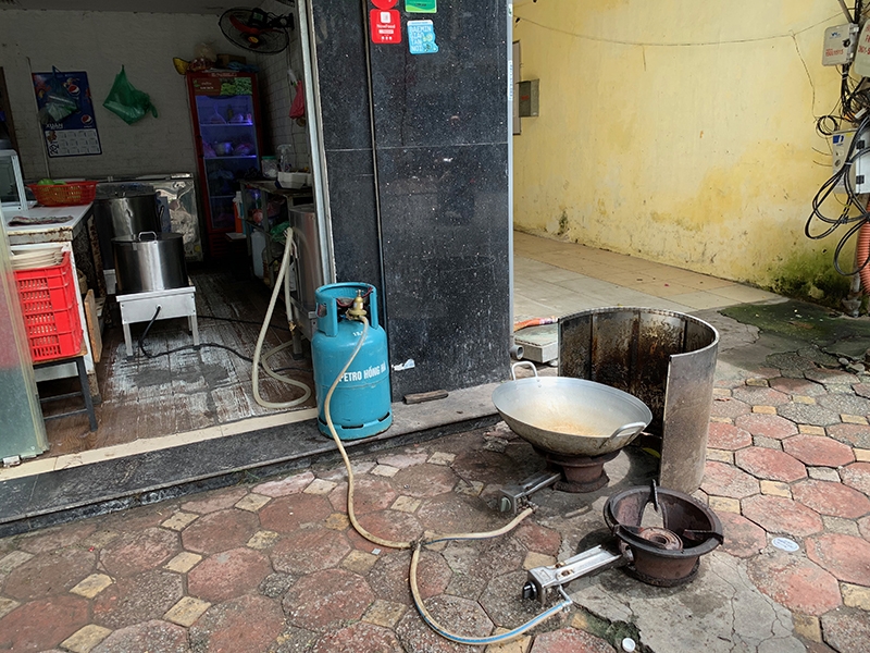 Hà Nội: Hộ kinh doanh vui mừng, tất bật dọn dẹp mở cửa bán hàng