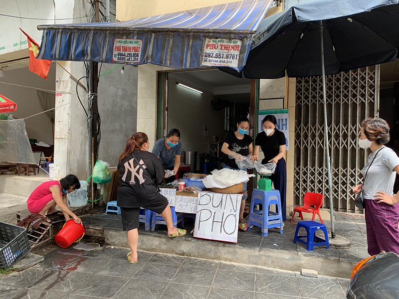 Hà Nội: Hộ kinh doanh vui mừng, tất bật dọn dẹp mở cửa bán hàng