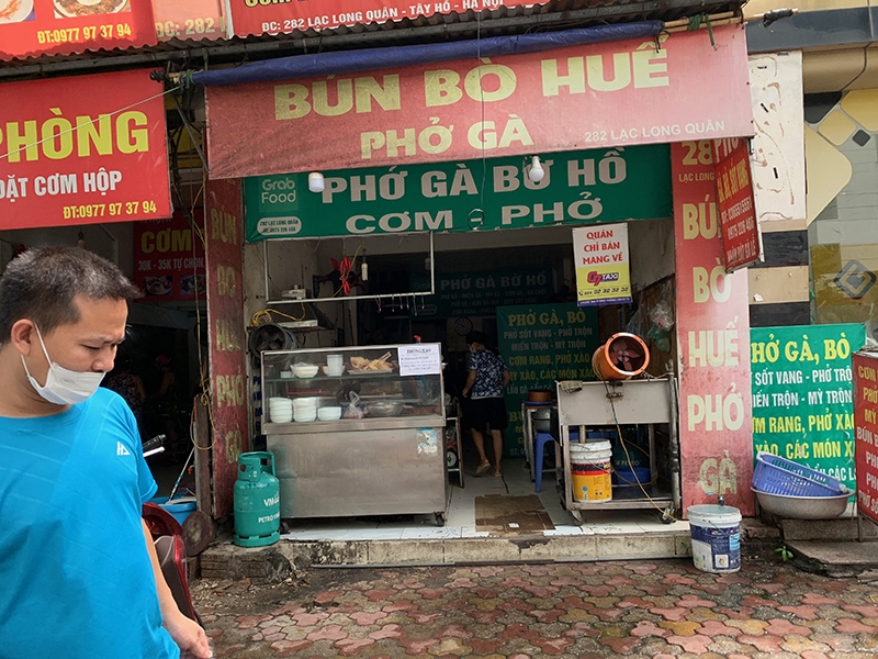 Hà Nội: Hộ kinh doanh vui mừng, tất bật dọn dẹp mở cửa bán hàng