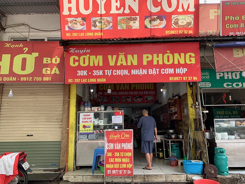 Hà Nội: Hộ kinh doanh vui mừng, tất bật dọn dẹp mở cửa bán hàng