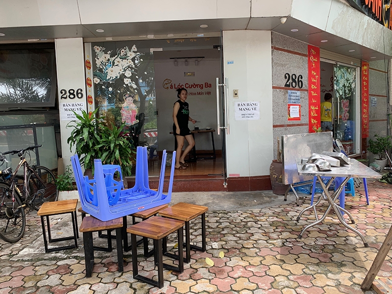 Hà Nội: Hộ kinh doanh vui mừng, tất bật dọn dẹp mở cửa bán hàng
