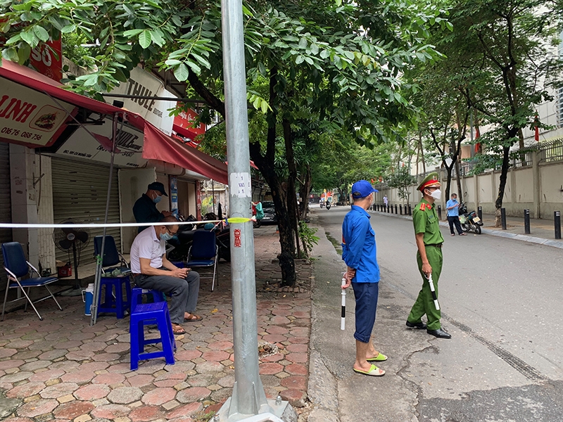 Lực lượng kiểm soát lối ra và các chốt vùng xanh vẫn tích cực kiểm tra người ra vào khu dân cư Lực lượng kiểm soát lối ra và các chốt vùng xanh vẫn tích cực kiểm tra người ra vào khu dân cư