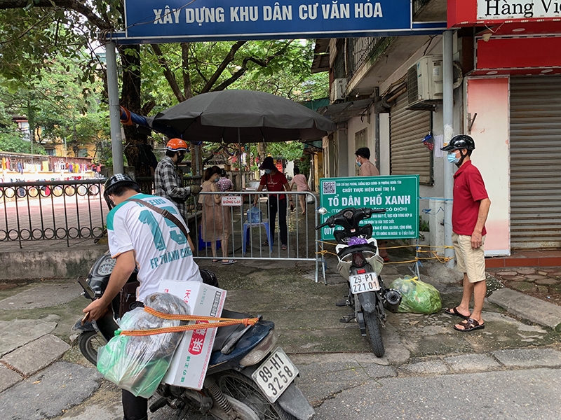 Người giao hàng đều phải đứng ngoài chờ khách ra nhận Người giao hàng đều phải đứng ngoài chờ khách ra nhận