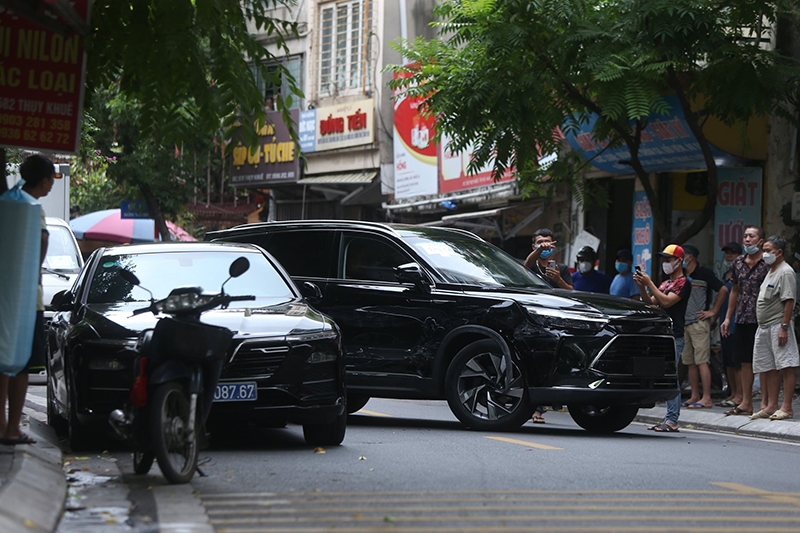 Nam tài xế nghi “ngáo đá” va xe liên hoàn, gây náo loạn phố Thụy Khuê, Hà Nội