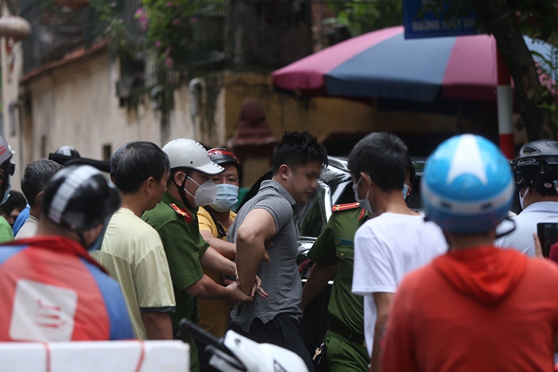 Nam tài xế nghi “ngáo đá” va xe liên hoàn, gây náo loạn phố Thụy Khuê, Hà Nội