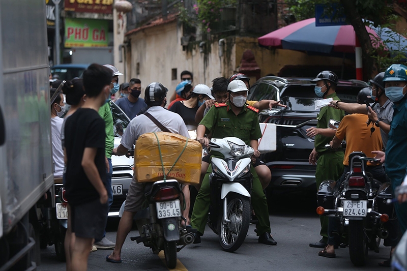 Nam tài xế nghi “ngáo đá” va xe liên hoàn, gây náo loạn phố Thụy Khuê, Hà Nội