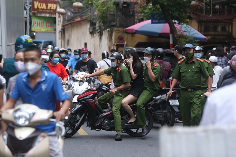 Nam tài xế nghi “ngáo đá” va xe liên hoàn, gây náo loạn phố Thụy Khuê, Hà Nội