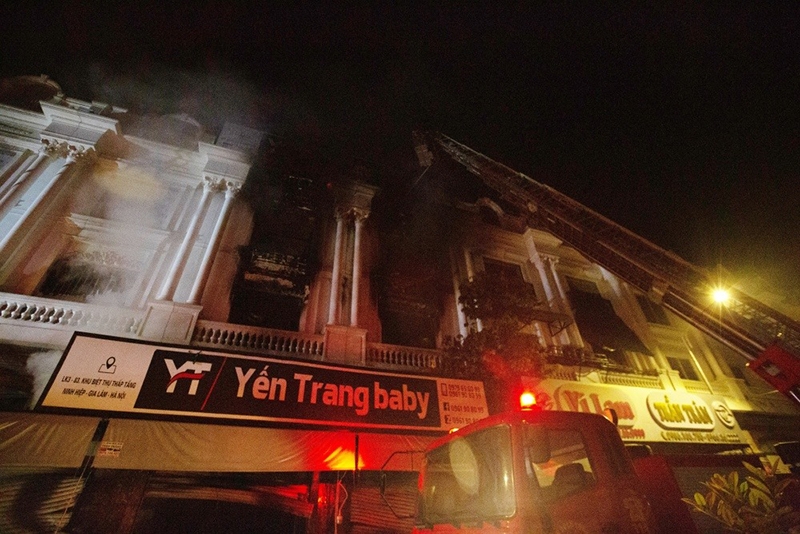 Hiện trường xảy ra vụ cháy lớn tại shop bán quần áo trẻ em ở xã Ninh Hiệp, huyện Gia Lâm, Hà Nội